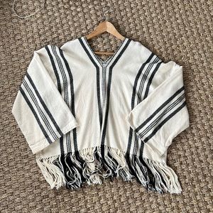 APIECE APART Amelia Hand Woven Poncho loomed in Peru